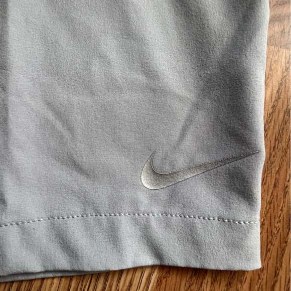 Nike Dri Fit Women’s Golf Shorts Light Gray/ off white size 14 - Picture 6 of 9